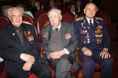 Театр Эстрады поздравил ветеранов «Парадом Победы»
